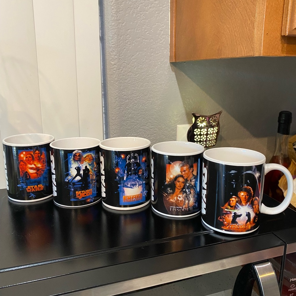 Vintage set 5 Star Wars coffee mugs, and 8 piece Glad food storage containers.